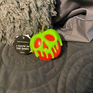 Disney Evil Queen Glow-in-the-Dark Poison Apple pocket bac holder  NWT